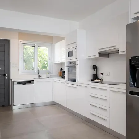 בית נופש The Medview Garden House פריווליה